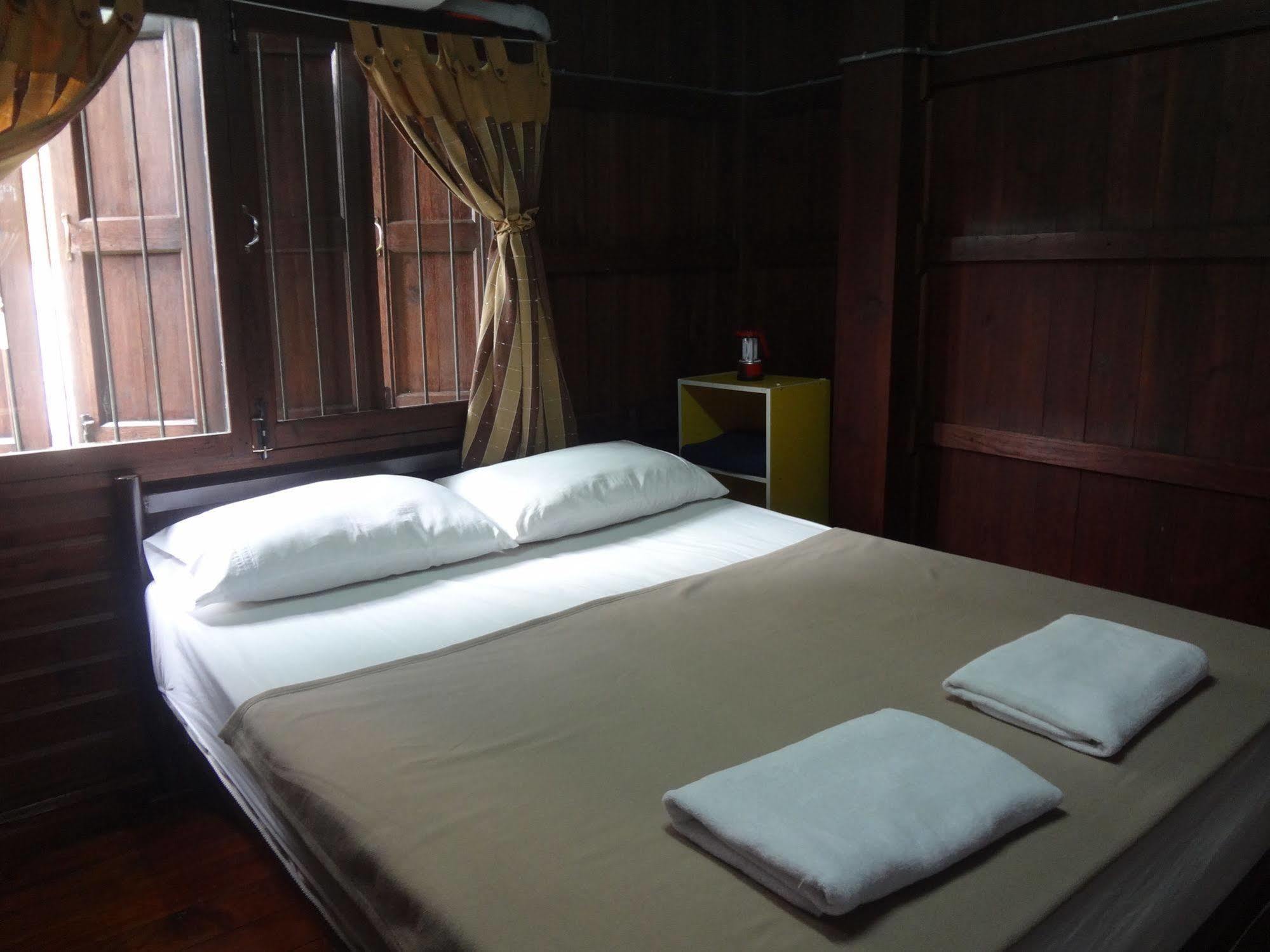 Baan Mai Guesthouse Mehongszon Kültér fotó