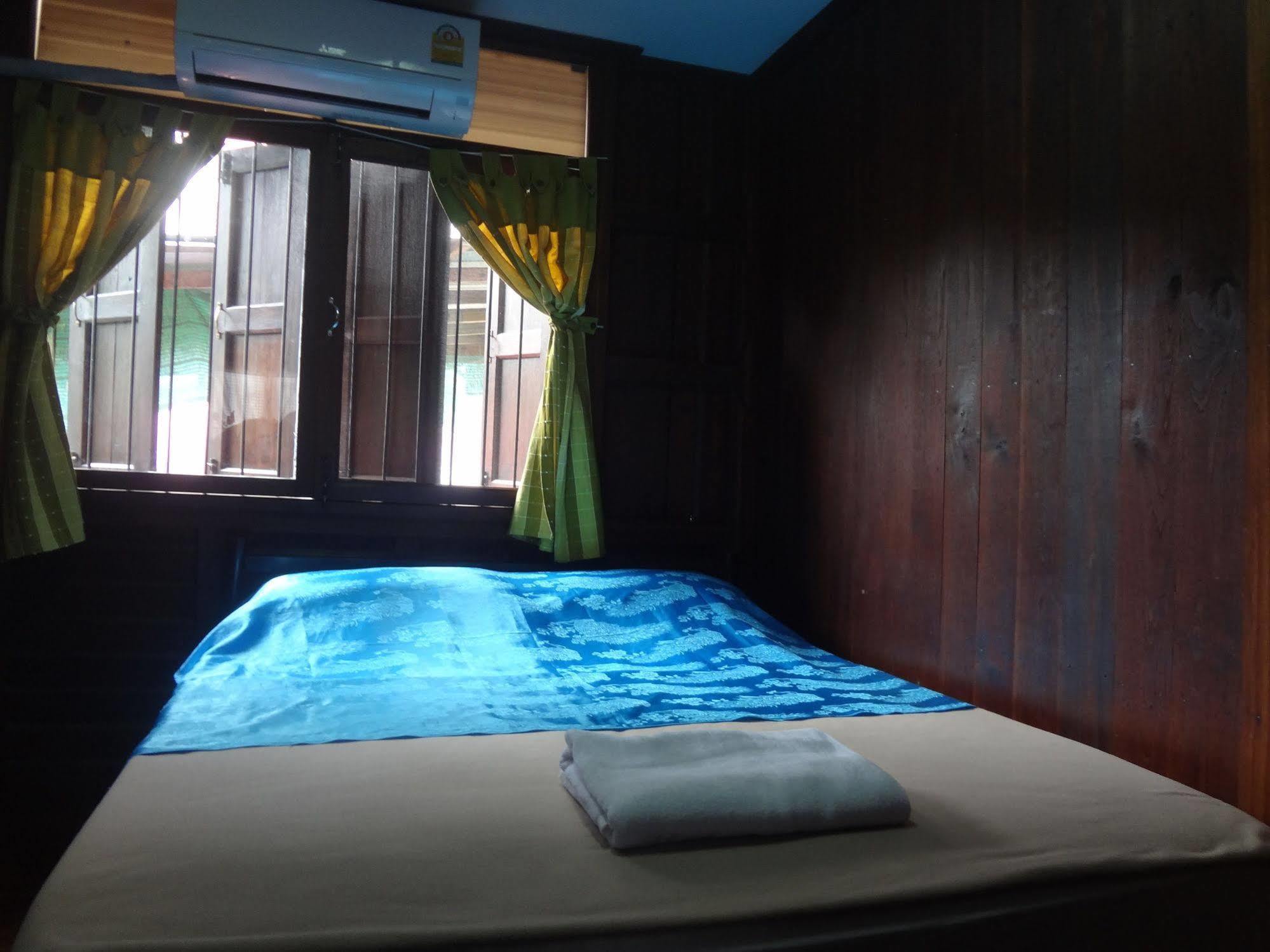 Baan Mai Guesthouse Mehongszon Kültér fotó