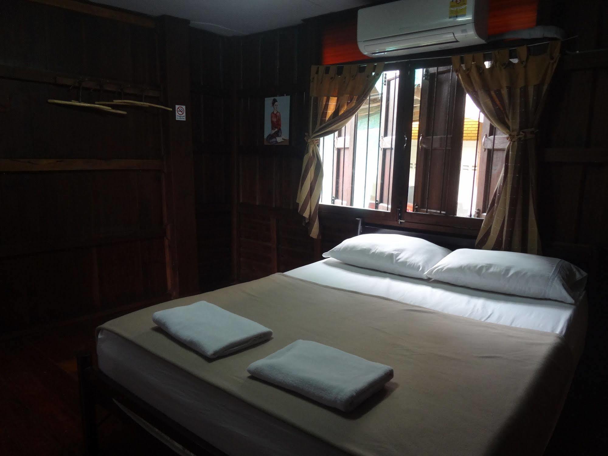 Baan Mai Guesthouse Mehongszon Kültér fotó