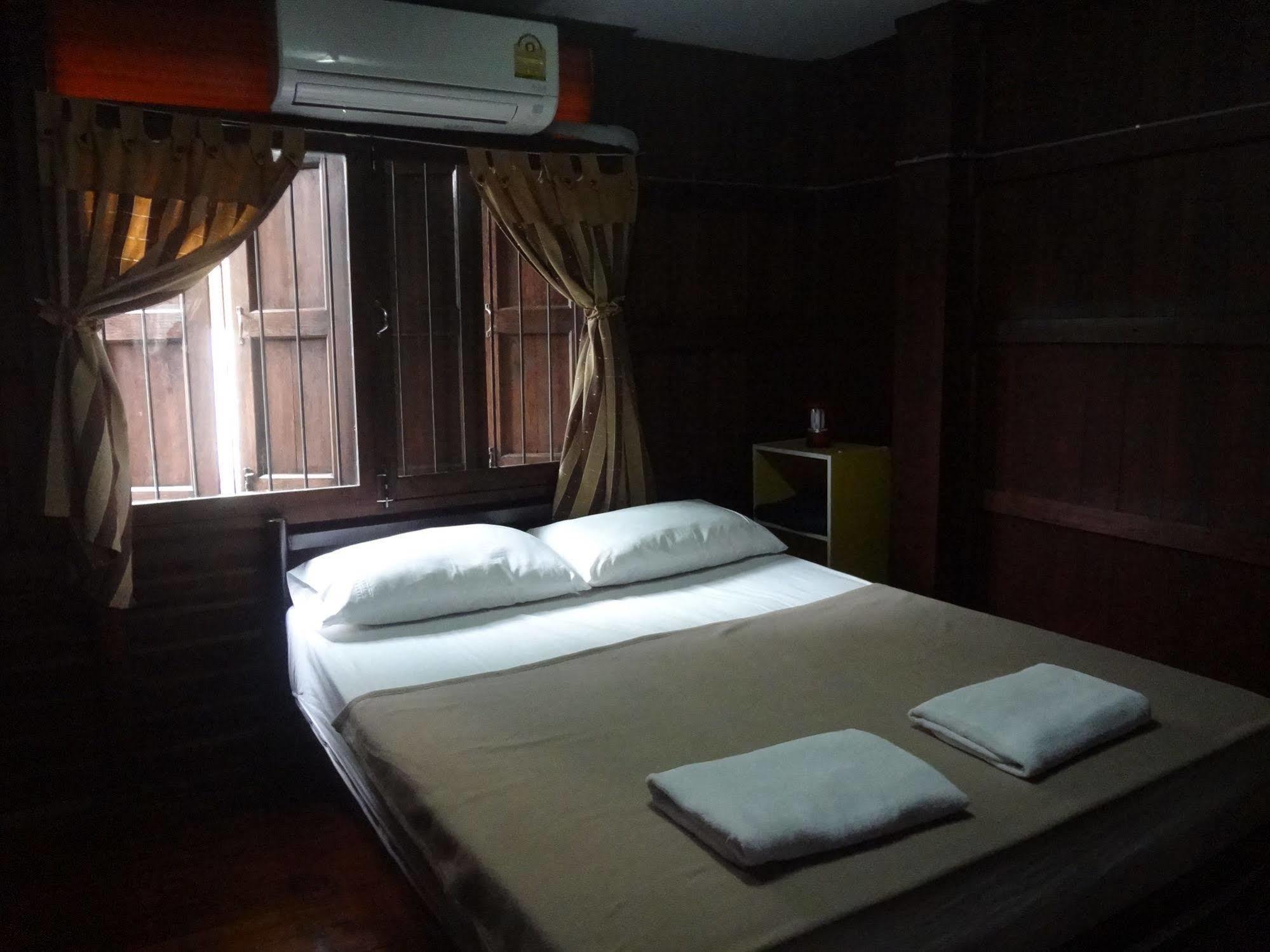 Baan Mai Guesthouse Mehongszon Kültér fotó