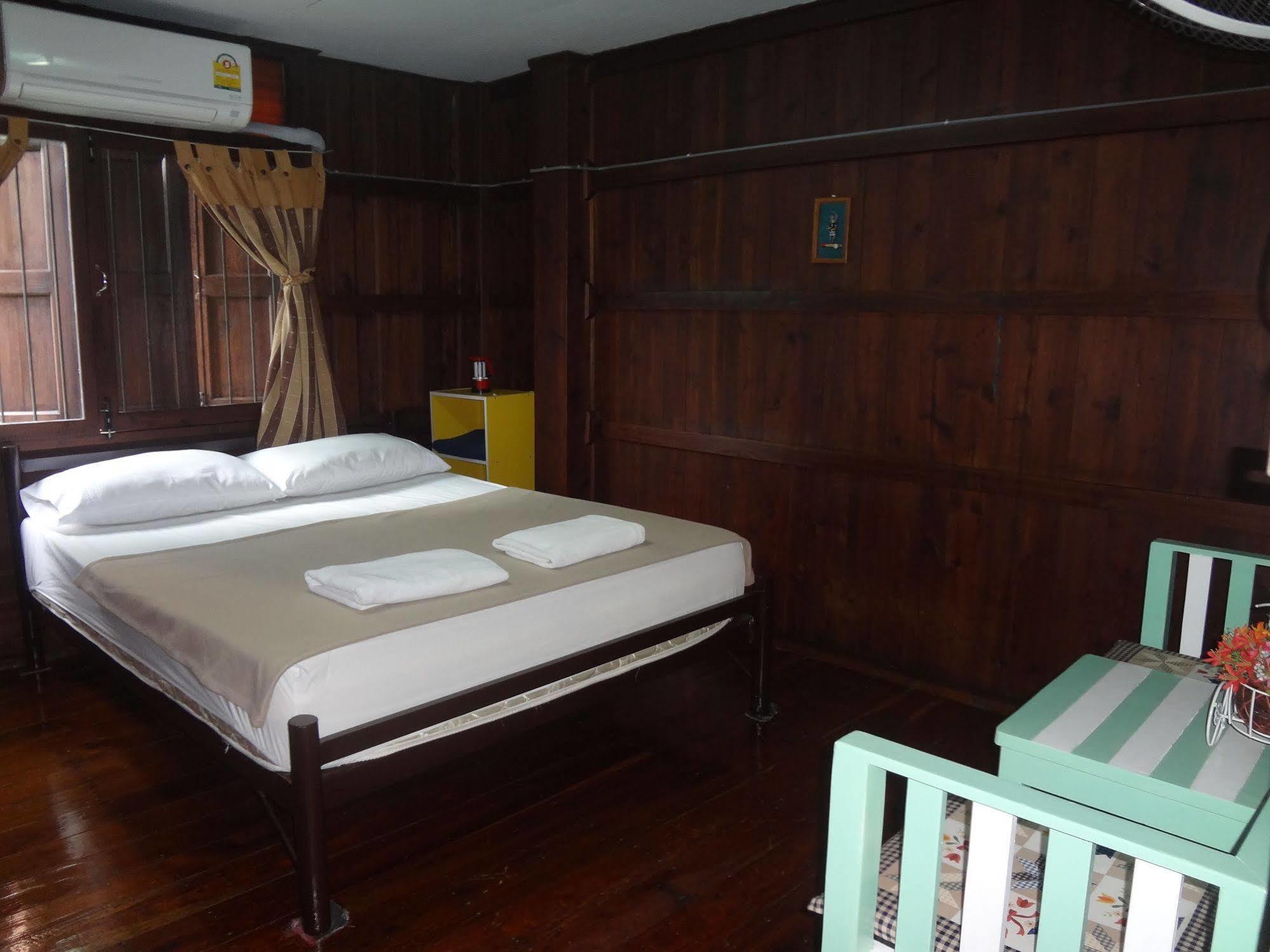 Baan Mai Guesthouse Mehongszon Kültér fotó