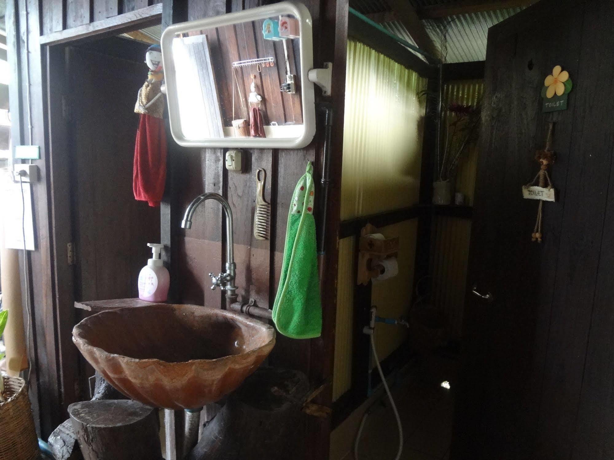 Baan Mai Guesthouse Mehongszon Kültér fotó